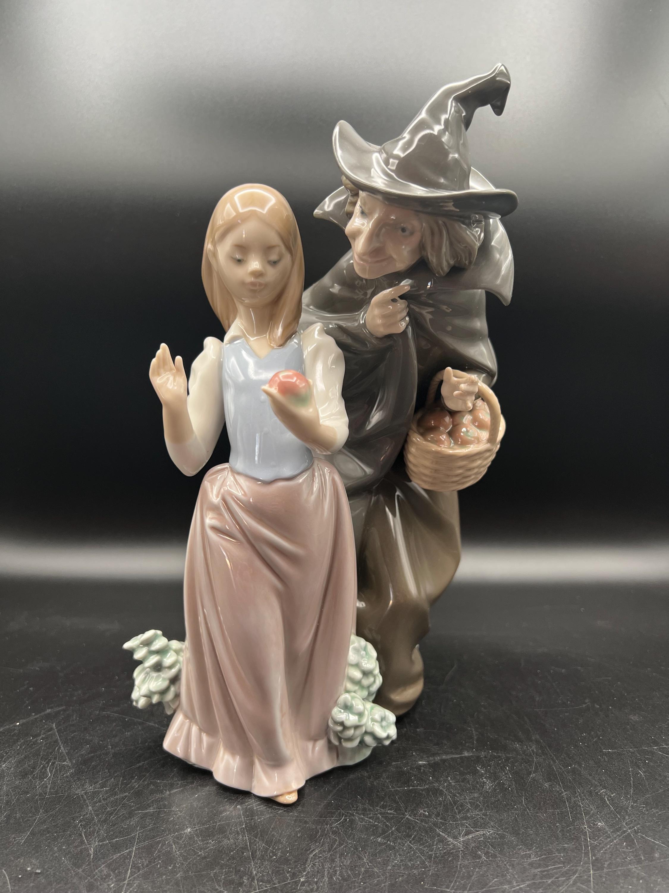 Vintage Lladro #5067 "Snow White with Apple & Witch" Figurine (Retired, 1980-1983) Juan Huerta with Original Box - RARE!