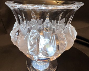 Feine LALIQUE (Frankreich) mattierte Kristallvase „DAMPIERRE“ (Spatzen) mit Fuß #122300 – signiert ca. 1970er Jahre (2 verfügbar)