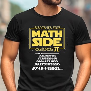 Op de afbeelding: Zwart T-shirt met een gele afbeelding met de tekst "Come to the Math Side We Have Pi" en de eerste cijfers van pi.