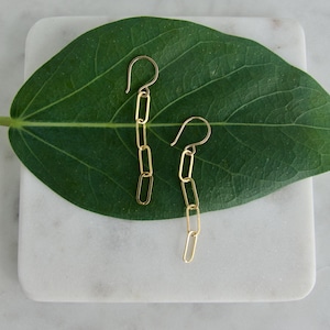 Brincos de elos de clipe de papel dourados – Brincos pendentes de ouro 14k – Brincos de corrente minimalistas – Joias modernas e leves