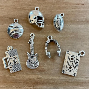 Dijes con temática deportiva para hacer llaveros, bolsos, carteras y mochilas, regalos, dijes deportivos con colgantes de plata, fútbol, béisbol, música, regalos para él/ella.