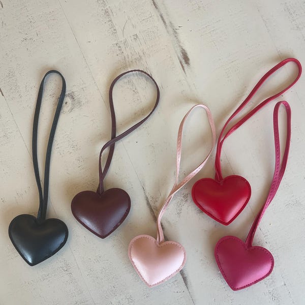 Charm para bolso de piel sintética con forma de corazón, hecho a mano: Clip minimalista para bolso
