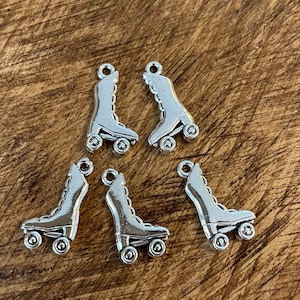 Retro roller skate charm for DIY jewelry making,Silver roller skate pendant,Boho charm for making necklace,bracelets,Cute roller skate charm
