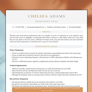 Puede incluir: Una plantilla de currículum con una foto profesional y una lista de habilidades y experiencia. El currículum es para Chelsea Adams, que busca una nueva carrera. El currículum incluye secciones para la gestión de proyectos, la implementación técnica y la gestión de riesgos y problemas.