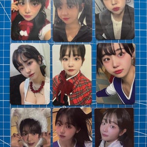 Puede incluir: Nueve tarjetas de fotos con una joven con cabello negro que lleva diferentes atuendos. Los atuendos incluyen una camisa a cuadros rojo y blanco, una camisa blanca con un lazo rojo, una camisa blanca con una bufanda a cuadros rojo y blanco, una camisa blanca con un collar rojo, un uniforme de animadora azul y blanco, y un uniforme de animadora morado.