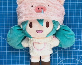 Muñeca de peluche de algodón Hatsune Miku de 26 cm con suéter de invierno y vestido rosa.