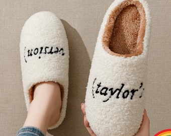 Omarm gezellige luxe met onze Women's Inhouse Slippers, geïnspireerd op de stijl van Taylor Swift. Dikke zool, antislip, zachte warmte voor Swifties!