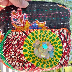 Bolso o cartera pequeña con cremallera, bordada, cosida a mano, de tela reciclada, única e intencionalmente imperfecta.