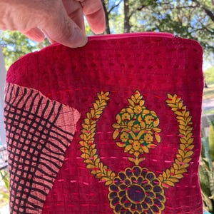 Bolso o cartera pequeña con cremallera, bordada, cosida a mano, de tela reciclada, única e intencionalmente imperfecta.