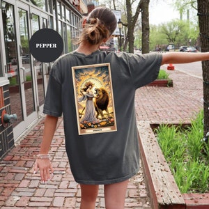 Camiseta Comfort Colors Strength Tarot, camiseta unissex de astrologia, presente de tarô espiritual, camiseta de carta do zodíaco, camiseta com design de arte de tarô, ideia de presente de carta de tarô