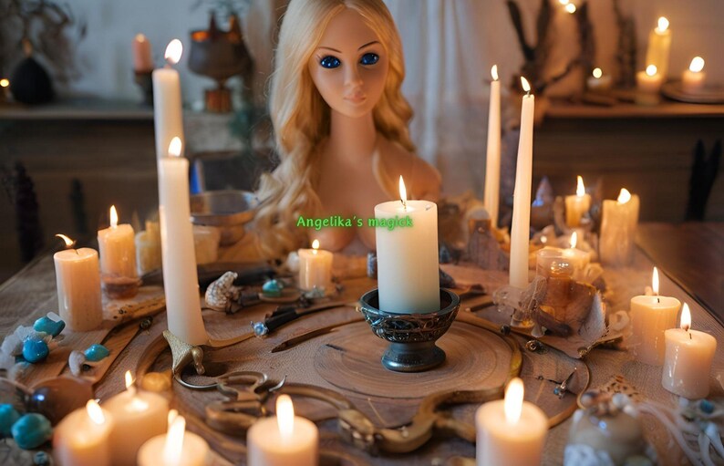 K&ouml;nnte beinhalten: Ein wei&szlig;er Porzellandollenkopf mit blonden Haaren sitzt in der Mitte eines Holztisches mit brennenden Kerzen, die in einem Kreis um ihn herum angeordnet sind. Die Kerzen sind in verschiedenen Gr&ouml;&szlig;en und Stilen, und es gibt andere dekorative Gegenst&auml;nde auf dem Tisch, darunter Kristalle und eine kleine Schale. Der Text "Angelika's magic" ist auf dem Tisch vor der Puppe geschrieben.