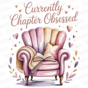 Pode incluir: Ilustra&ccedil;&atilde;o em aquarela de uma poltrona rosa com um livro aberto, uma almofada e um cobertor. O texto "Currently Chapter Obsessed" est&aacute; escrito acima da cadeira, com cora&ccedil;&otilde;es e estrelas espalhadas.
