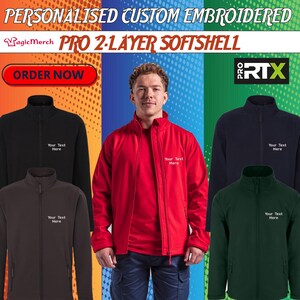 Peut inclure: Image promotionnelle de vestes softshell personnalisées et brodées, disponibles en noir, marron, rouge, bleu marine et vert. Chaque veste est dotée d'une fermeture éclair et du texte "Your Text Here" pour la personnalisation. Le texte "PERSONNALISÉ BRODÉ PRO 2-LAYER SOFTSHELL" et "ORDER NOW" sont également présents.