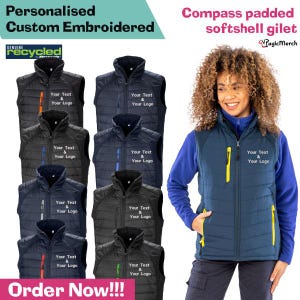 Puede incluir: Un chaleco acolchado de softshell azul marino con una cremallera amarilla y un logotipo bordado en blanco que dice "Your Text & Your Logo". El chaleco se muestra en una modelo con una variedad de otras opciones de color para el chaleco, incluyendo negro, gris y azul.