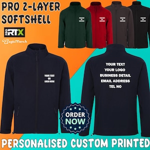 Peut inclure: Veste softshell personnalisée et imprimée sur mesure, de couleur bleu marine, avec fermeture éclair. L'image montre le devant et le dos de la veste, avec le texte "YOUR TEXT OR LOGO HERE" et "YOUR TEXT, YOUR LOGO, BUSINESS DETAIL, EMAIL ADDRESS, TEL NO."