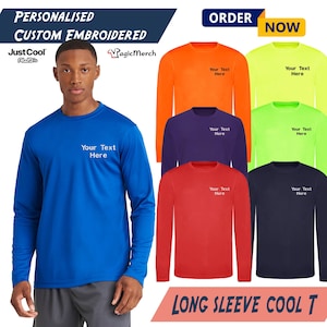 Może przedstawiać: Niebieska koszulka z długim rękawem z napisem "Your Text Here" wyhaftowanym na piersi. Na zdjęciu widać również kilka innych koszulek z długim rękawem w kolorze pomarańczowym, fioletowym, czerwonym, neonowo-zielonym, granatowym i limonkowym. U góry znajduje się napis "PERSONALIZOWANE HAFTOWANE NA ZAMÓWIENIE".