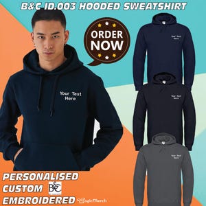 Puede incluir: Sudadera con capucha azul marino con el texto "Your Text Here" bordado en el pecho. La imagen también muestra otras tres sudaderas en azul marino y gris. El texto "ORDER NOW" está en un círculo marrón. El texto "PERSONALISED CUSTOM EMBROIDERED" está en la parte inferior.