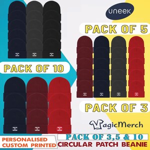 Könnte beinhalten: Eine Auswahl an Mützen in Marineblau, Schwarz, Anthrazit und Rot, erhältlich in Packungen mit 3, 5 und 10 Stück. Jede Mütze hat einen runden Aufnäher mit anpassbarem Text. Das Bild zeigt den Text "PACK OF 3, 5 & 10" und "PERSONALISIERTE, INDIVIDUELL BEDRUCKTE RUNDE PATCH-BEANIE."
