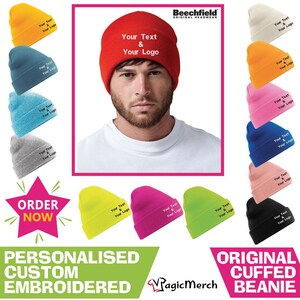Può includere: Vengono mostrati vari berretti con risvolto personalizzati e colorati. I berretti sono disponibili in giallo, verde acqua, grigio, arancione, rosa, blu, rosa chiaro e nero. Ogni berretto ha il testo "Your Text & Your Logo" ricamato. L'immagine include anche il testo "Personalised Custom Embroidered" e "Original Cuffed Beanie".