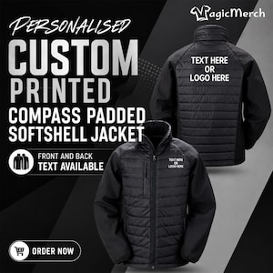 Könnte beinhalten: Eine schwarze, wattierte Softshelljacke mit hohem Kragen und durchgehendem Frontreißverschluss. Auf Brust und Rücken steht der Text 'TEXT HERE OR LOGO HERE'. Die Jacke hat lange Ärmel und eine vertikale Reißverschlusstasche auf der Brust.