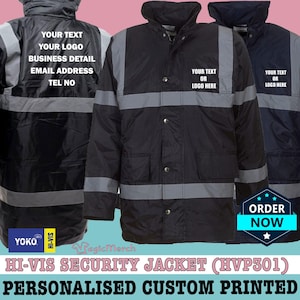 Könnte beinhalten: Schwarze Sicherheitsjacke mit hoher Sichtbarkeit, reflektierenden Streifen und individueller Bedruckung. Die Jacke hat einen hohen Kragen, Knopfverschluss und Taschen. Der Text "YOUR TEXT OR LOGO HERE" ist sichtbar.