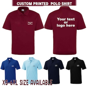 Puede incluir: Cinco polos de diferentes colores, incluyendo burdeos, azul, azul claro, azul marino y negro. Cada camisa tiene un cuello blanco y una tapeta de botones. Las camisas están todas en blanco excepto la camisa burdeos, que tiene el texto "Your text or logo here" impreso en la parte delantera.