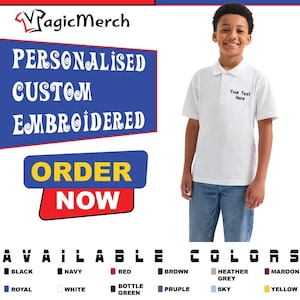 Puede incluir: Un polo blanco con el texto "Your Text Here" bordado en el pecho. La imagen también muestra el texto "PERSONALIZADO PERSONALIZADO BORDADO" y "ORDENAR AHORA". Los colores disponibles son negro, azul marino, rojo, marrón, gris jaspeado, granate, real, blanco, verde botella, morado, celeste y amarillo.