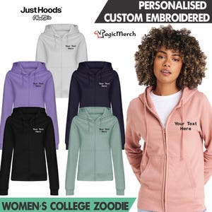 Peut inclure: Plusieurs sweats à capuche zippés de collège pour femmes, de couleurs variées, dont noir, lavande, marine et vert sauge. Chaque sweat à capuche est doté d'une capuche, d'une fermeture éclair sur le devant et du texte "Your Text Here" brodé sur la poitrine. Une femme porte un sweat à capuche rose.