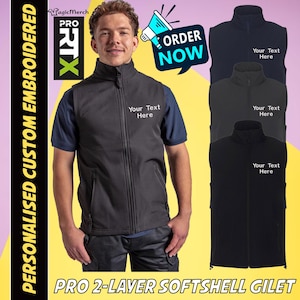 Peut inclure: Un gilet softshell noir à 2 couches avec fermeture éclair, avec le texte "Your Text Here" brodé sur la poitrine. L'image présente également trois autres gilets noirs et marine. Le texte "ORDER NOW" est affiché.