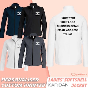Può includere: Una collezione di giacche softshell blu navy, nere, bianche e grigie. Ogni giacca ha una chiusura con cerniera e una piccola tasca sul petto. Le giacche sono personalizzate con testo e loghi. Il testo "YOUR TEXT OR LOGO HERE" è stampato.