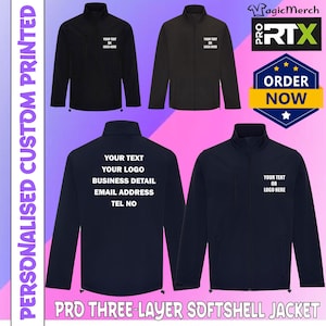 Peut inclure: Image d'une veste softshell Pro trois couches personnalisée. L'image montre la veste en noir, gris foncé et bleu marine. La veste a une fermeture éclair et un col montant. Le texte sur la veste comprend "Your Text or Logo Here".