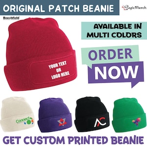 Może przedstawiać: Czerwono-biało-czarna czapka z dzianiny z naszywką z napisem "YOUR TEXT OR LOGO HERE". Czapka jest dostępna w wielu kolorach. Na zdjęciu widoczne są również inne czapki z różnymi naszywkami, w tym zielona czapka z wzorem ptaka, fioletowa czapka z wzorem gwiazdy, czarna czapka z wzorem litery A i biała czapka z logo "Connect".