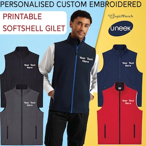 Può includere: Immagine promozionale di gilet softshell personalizzabili in blu navy, nero, grigio e rosso. Ogni gilet ha una chiusura con cerniera e il testo "Your Text Here" per la personalizzazione. L'immagine include il testo "PERSONALISED CUSTOM EMBROIDERED PRINTABLE SOFTSHELL GILET".