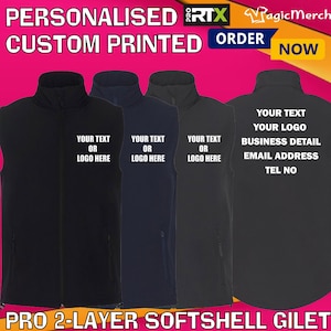 Peut inclure: Image promotionnelle de gilets softshell personnalisés. Les gilets sont noirs, marine et anthracite, avec le texte "YOUR TEXT OR LOGO HERE" imprimé sur le devant. Le dos d'un gilet affiche un espace pour du texte personnalisé, un logo, des coordonnées.