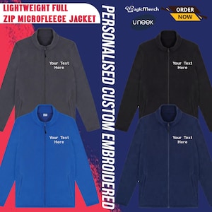 Può includere: Immagine promozionale di quattro giacche in micro pile con zip intera, nei colori antracite, nero, blu reale e blu navy. Ogni giacca presenta un collo a lupetto e la scritta "Your Text Here" ricamata sul petto. Il testo "LIGHTWEIGHT FULL ZIP MICROFLEECE JACKET" è incluso.