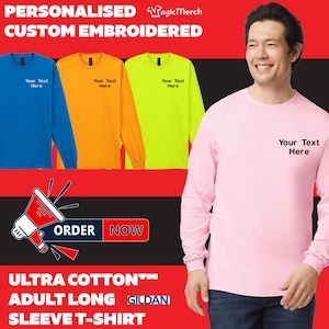 Może przedstawiać: Zestaw czterech długich koszulek w różnych kolorach, w tym niebieskim, pomarańczowym, żółtym i różowym. Każda koszulka ma haftowany napis "Your Text Here" z przodu. Koszulki są wykonane z ultra bawełny i są dostępne w rozmiarach dla dorosłych. Zamów teraz.