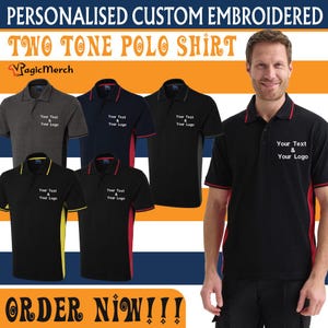 Puede incluir: Una camiseta polo negra con una franja roja en el lateral y un diseño bordado en blanco que dice "Your Text & Your Logo". La camiseta se muestra en un modelo con una variedad de otras combinaciones de colores.