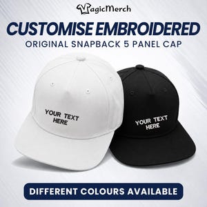 Può includere: Due cappellini snapback a cinque pannelli, uno bianco e uno nero, ciascuno con il testo ricamato YOUR TEXT HERE sulla parte anteriore. L'immagine include il testo MagicMerch, CUSTOMISE EMBROIDERED ORIGINAL SNAPBACK 5 PANEL CAP e DIFFERENT COLOURS AVAILABLE.