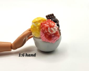 1/6 Neopolitan Sundae, Miniature Fake Ice Cream with Fruit and Chocolate Syrup, Dollhouse Summer Frozen Treat in Ceramic Bowl, Tiny Food