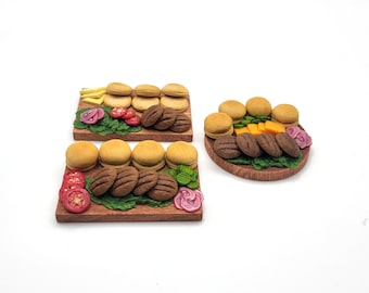 Mini Burger Platter, 1:6 Fake Foods For Summer BBQ, Realistic Doll Scale Grilled Cheeseburgers With Lettuce, Tomato, Onion, and Pickles