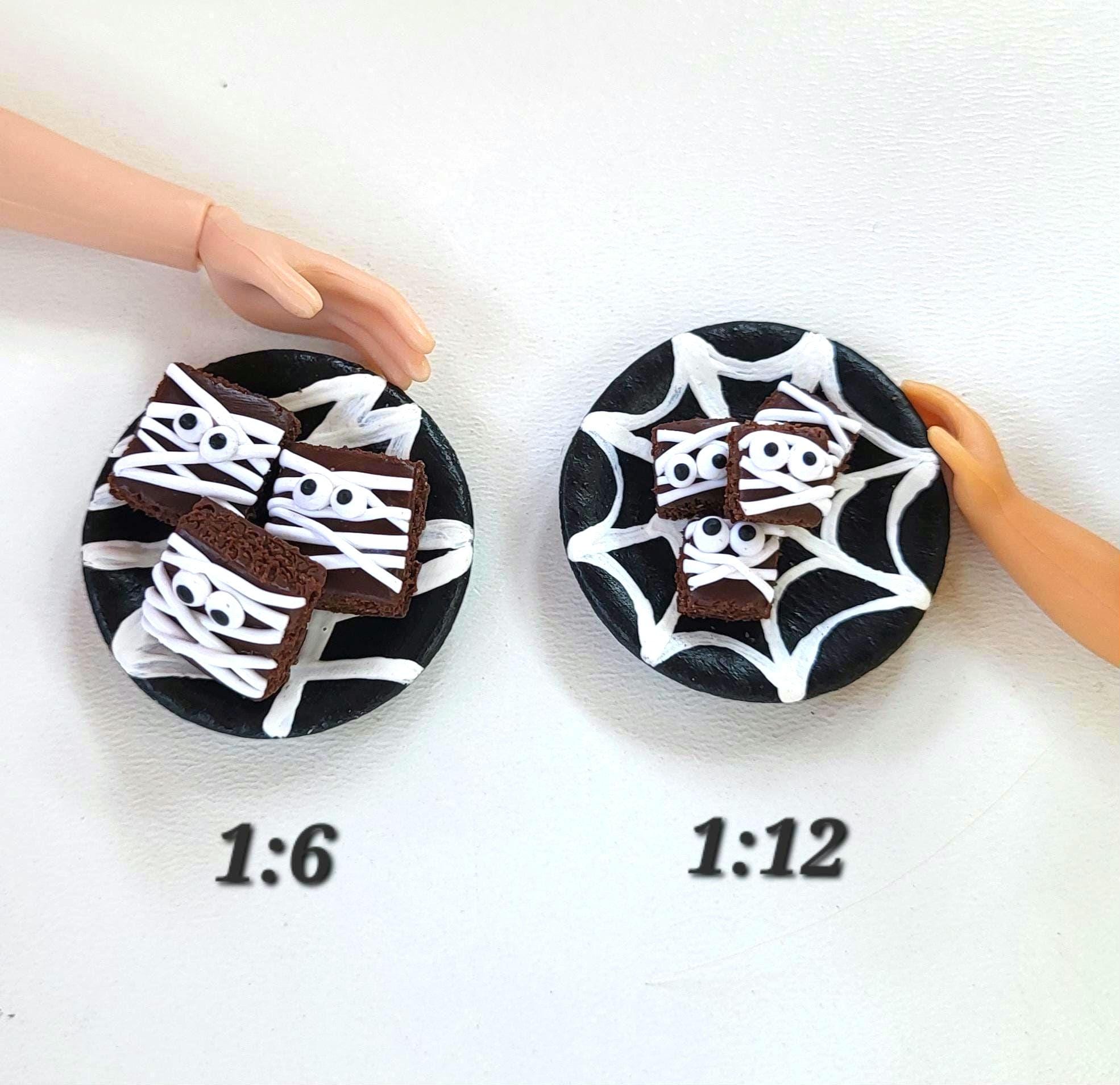 Mummy Brownie, Miniature Dolls House Halloween Dessert Treats, 1:6 Spooky Season Chocolate Cake, 112 Autumn, Mini Kitchen Holiday Plates