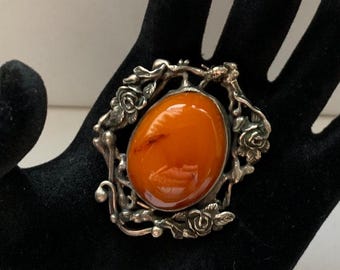 Impresionante broche antiguo de plata de ley con ámbar natural báltico color caramelo.