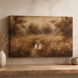 Puede incluir: Un lienzo rectangular con una pintura de paisaje en tonos sepia que muestra un camino de tierra que serpentea a trav&eacute;s de un campo de flores silvestres y &aacute;rboles, con dos peque&ntilde;as figuras de fantasmas blancos de pie en el centro del camino.