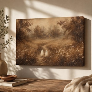 Puede incluir: Un lienzo rectangular con una pintura de paisaje en tonos sepia que muestra un camino de tierra que serpentea a trav&eacute;s de un campo de flores silvestres blancas y &aacute;rboles. Dos peque&ntilde;as figuras blancas fantasmales se encuentran en el camino.