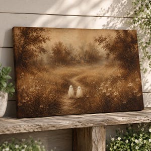 Puede incluir: Un lienzo rectangular con una pintura de paisaje en tonos sepia que muestra un camino de tierra que serpentea a trav&eacute;s de un campo de flores silvestres y &aacute;rboles. Dos peque&ntilde;as figuras blancas fantasmales est&aacute;n de pie en el camino.