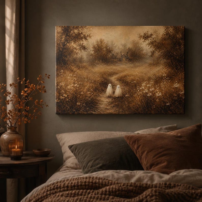 Puede incluir: Una impresi&oacute;n de arte mural rectangular que presenta una pintura de paisaje en tonos sepia de un campo de hierba con un camino de tierra. Dos peque&ntilde;as figuras blancas similares a fantasmas se encuentran en el camino entre flores silvestres.