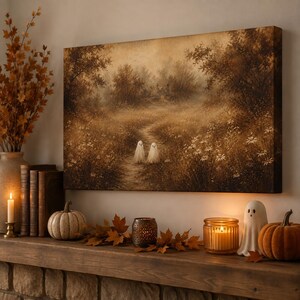 Puede incluir: Un lienzo rectangular con un paisaje en tonos sepia que muestra un camino de tierra a trav&eacute;s de un campo de flores silvestres hacia una casa lejana, con dos peque&ntilde;as figuras de fantasmas blancos en el camino en primer plano.