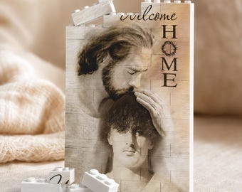 Puede incluir: Una estructura rectangular que parece bloques de construcción con una imagen en tono sepia de una figura barbuda con una mano sobre la cabeza de otra persona. El texto "Welcome HOME" con un icono de corona de espinas está a la derecha.