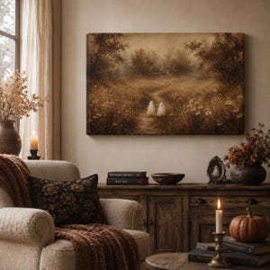 Puede incluir: Un lienzo rectangular con una pintura de paisaje en tonos sepia que muestra un sendero forestal con dos peque&ntilde;as figuras de fantasmas blancos en un campo de flores silvestres, exhibido en una habitaci&oacute;n con sill&oacute;n, mueble y velas.