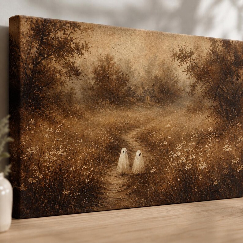 Puede incluir: Un lienzo rectangular con una pintura de paisaje en tonos sepia que muestra un camino de tierra que serpentea a trav&eacute;s de un campo de flores silvestres y &aacute;rboles. Dos peque&ntilde;as figuras blancas fantasmales se encuentran en el camino.